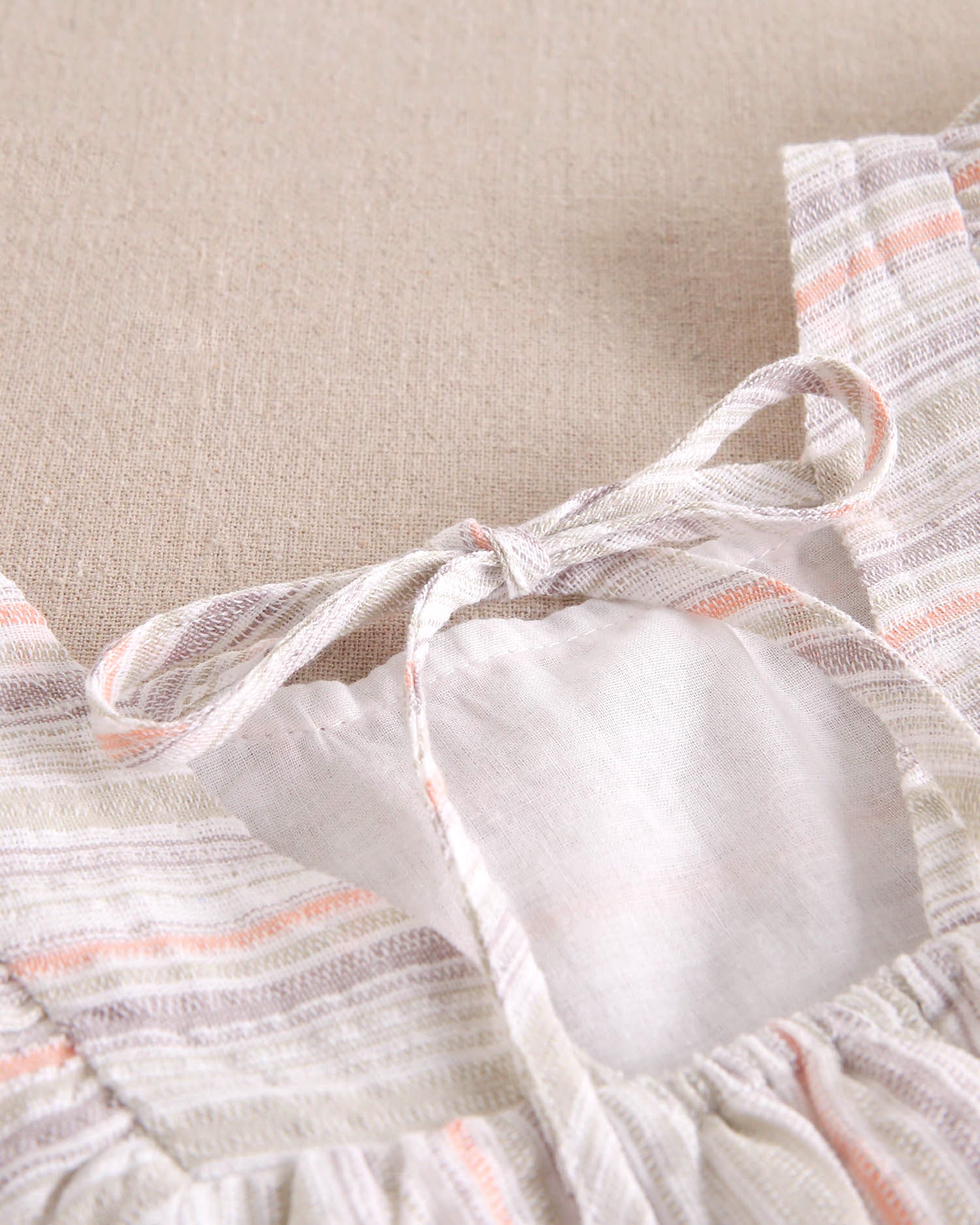 Vestido niña de rayas naranja, gris y verde, con manga volante y pechera cuadrada borde naranja