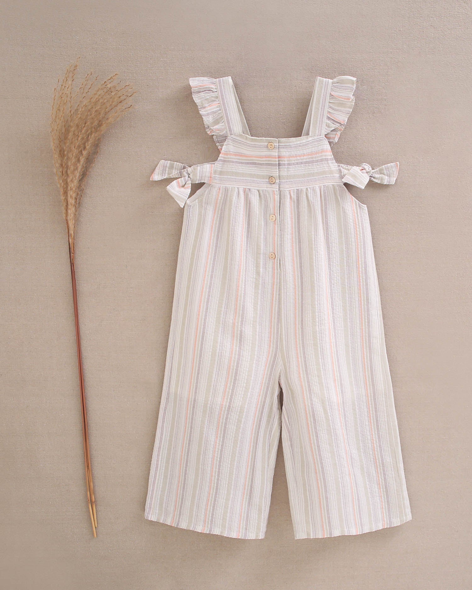 Enterito niña largo de rayas naranja, gris y verde con volantes en tirantes y aberturas laterales