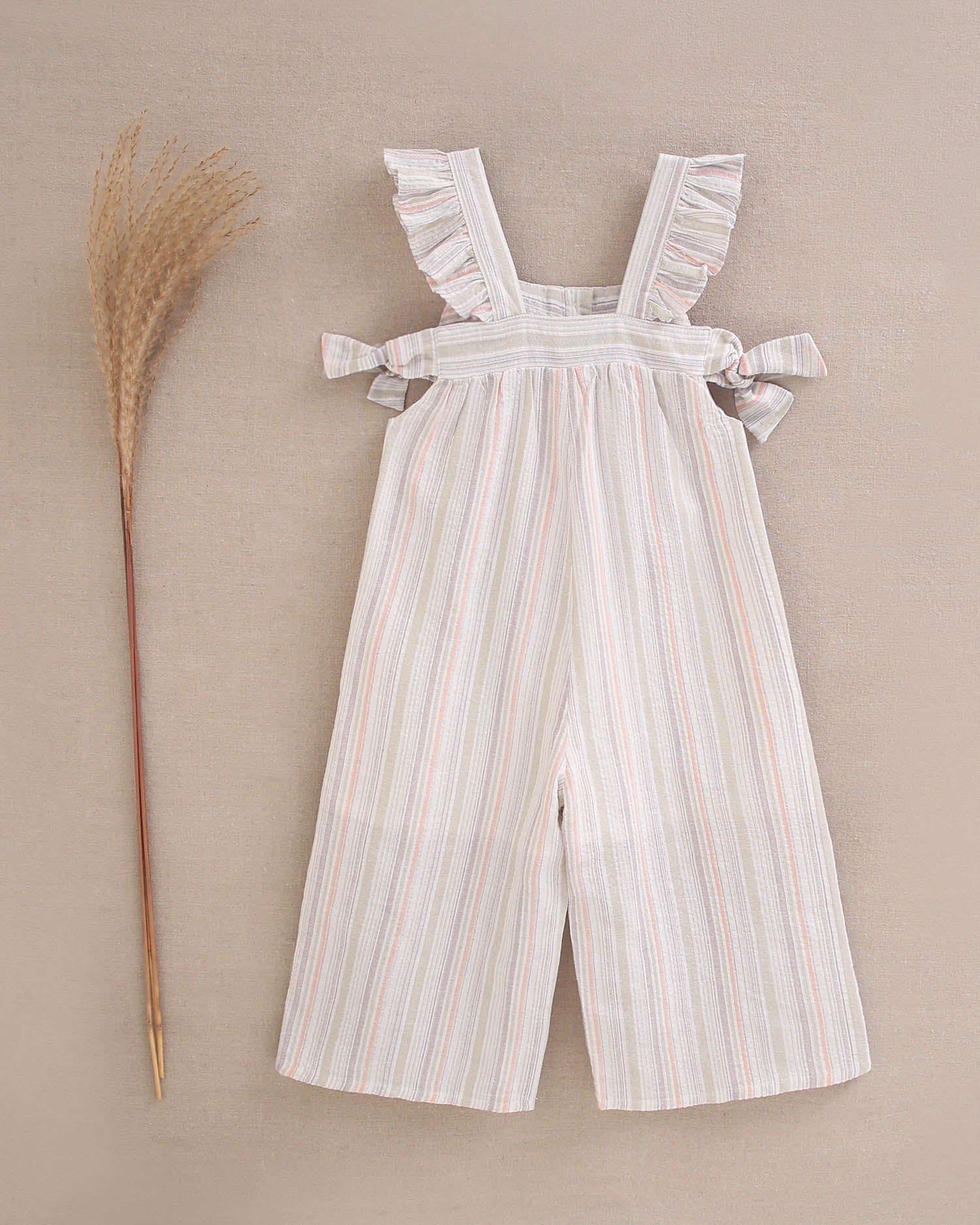 Enterito niña largo de rayas naranja, gris y verde con volantes en tirantes y aberturas laterales