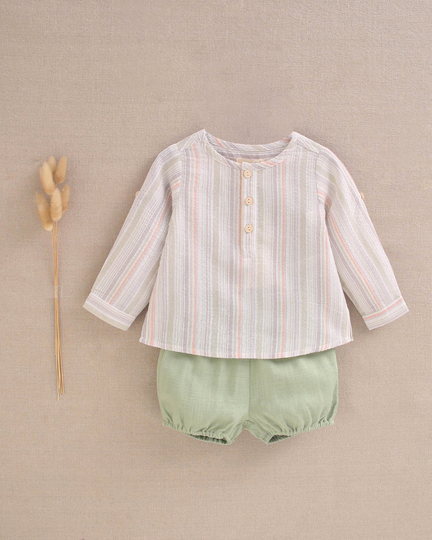 Conjunto bebé niño de camisa rayas naranja, gris y verde, con short verde
