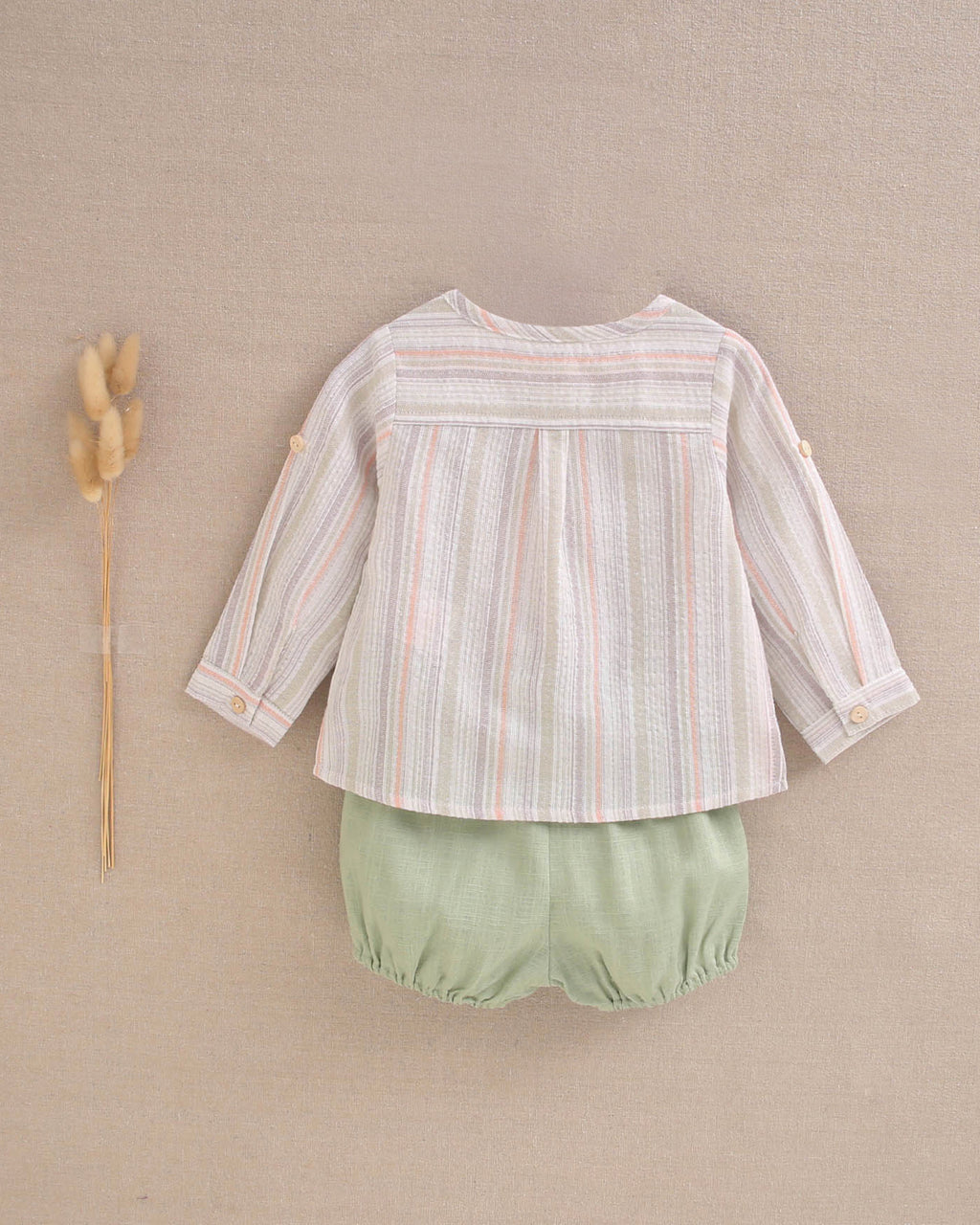 Conjunto bebé niño de camisa rayas naranja, gris y verde, con short verde