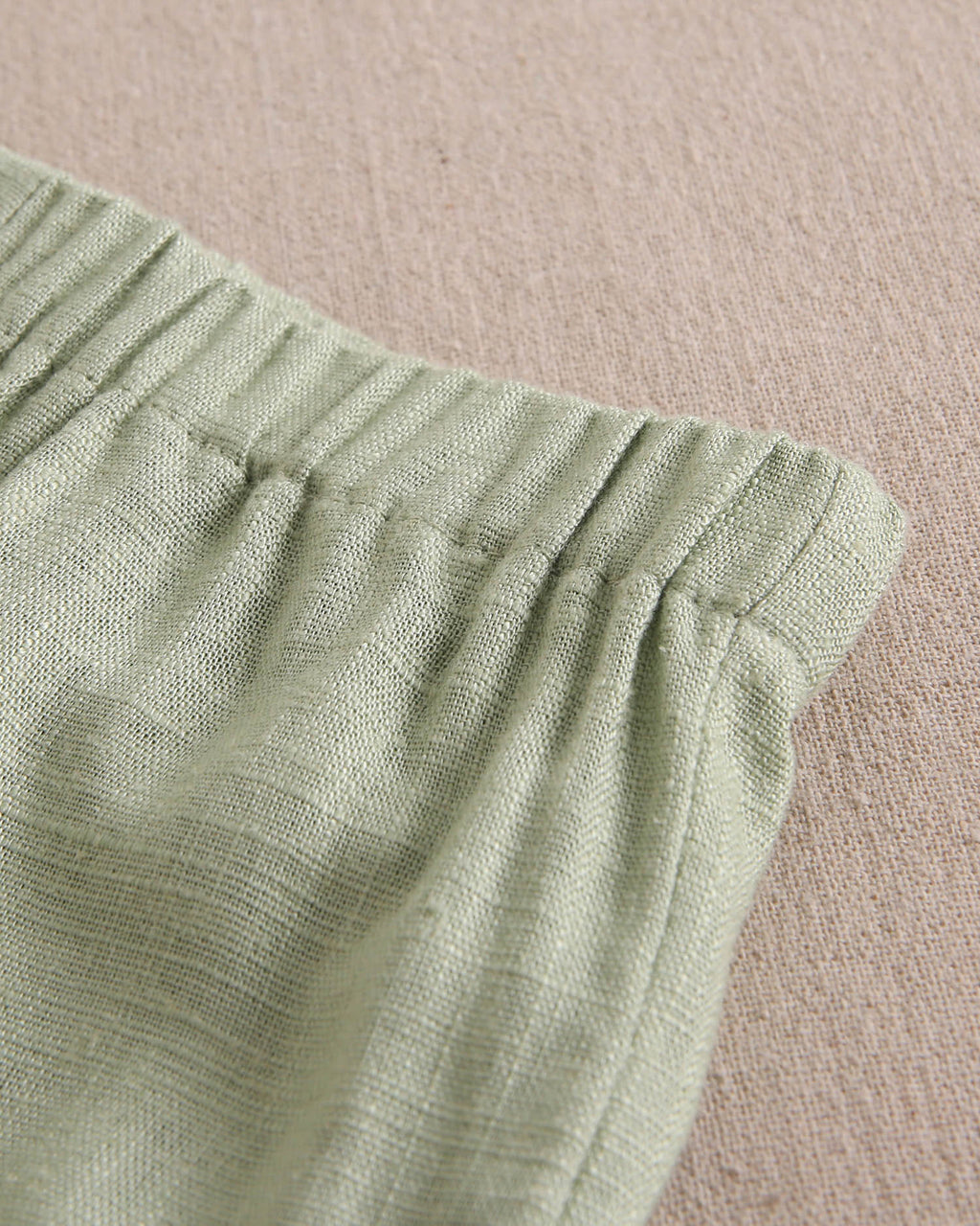 Conjunto bebé niño de camisa rayas naranja, gris y verde, con short verde