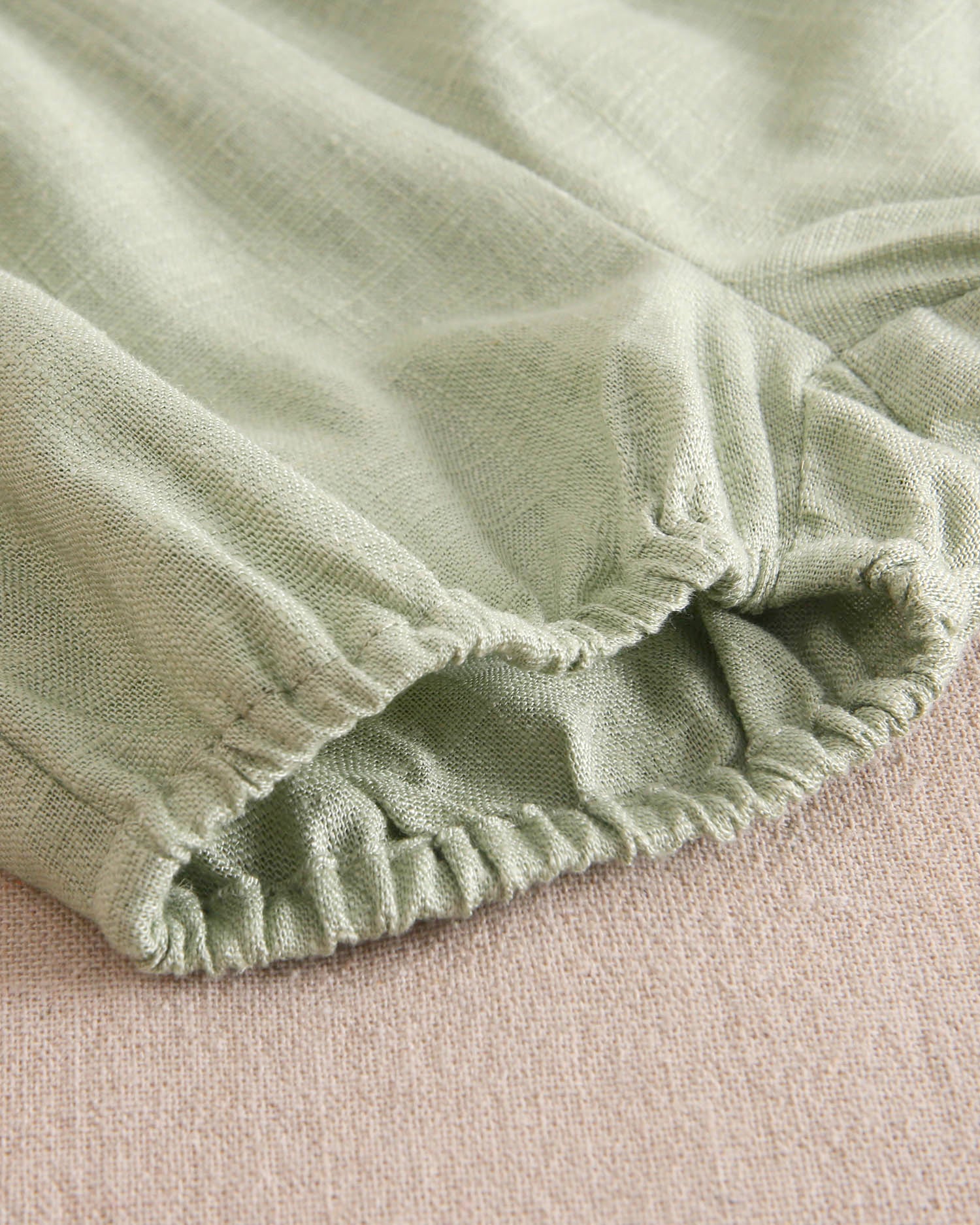 Conjunto bebé niño de camisa rayas naranja, gris y verde, con short verde