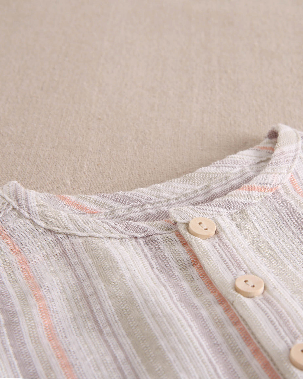 Conjunto bebé niño de camisa rayas naranja, gris y verde, con short verde