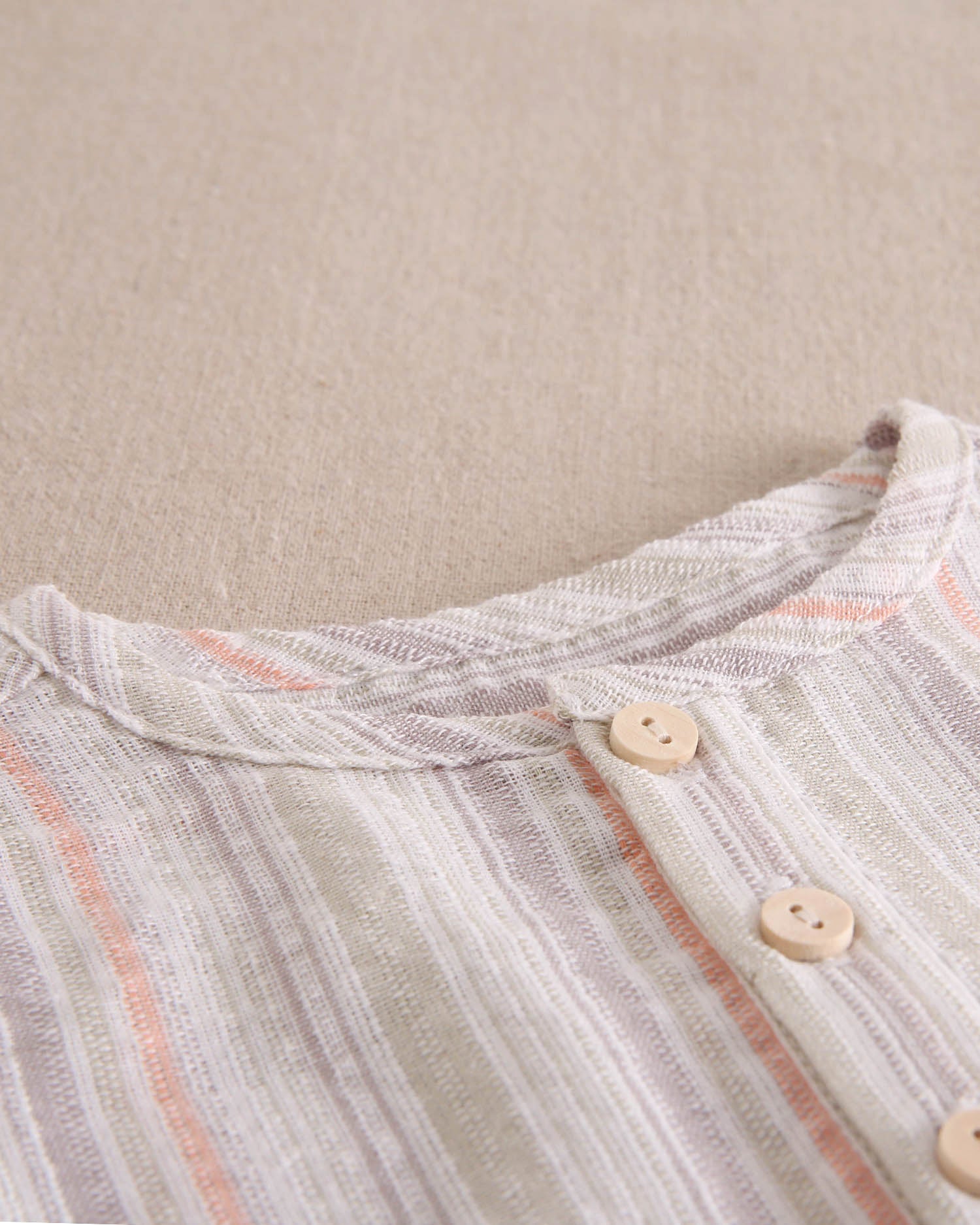 Conjunto bebé niño de camisa rayas naranja, gris y verde, con short verde