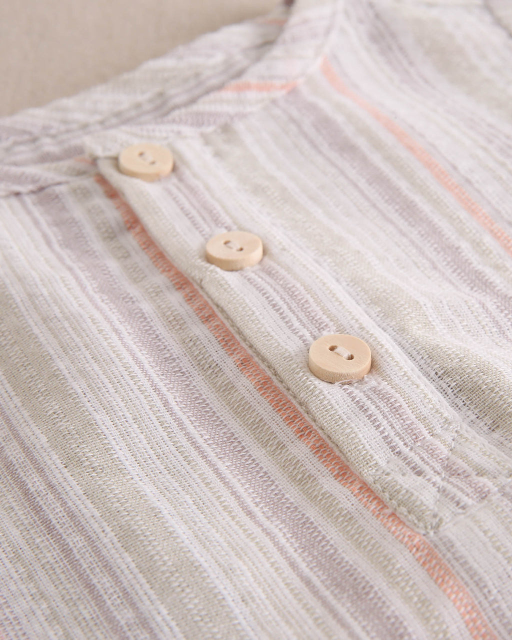 Conjunto bebé niño de camisa rayas naranja, gris y verde, con short verde