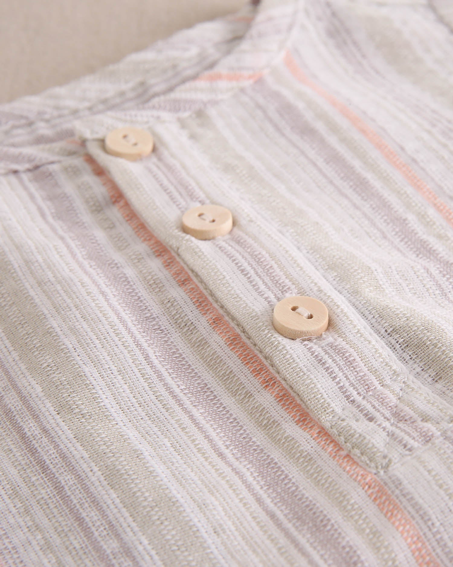 Conjunto bebé niño de camisa rayas naranja, gris y verde, con short verde