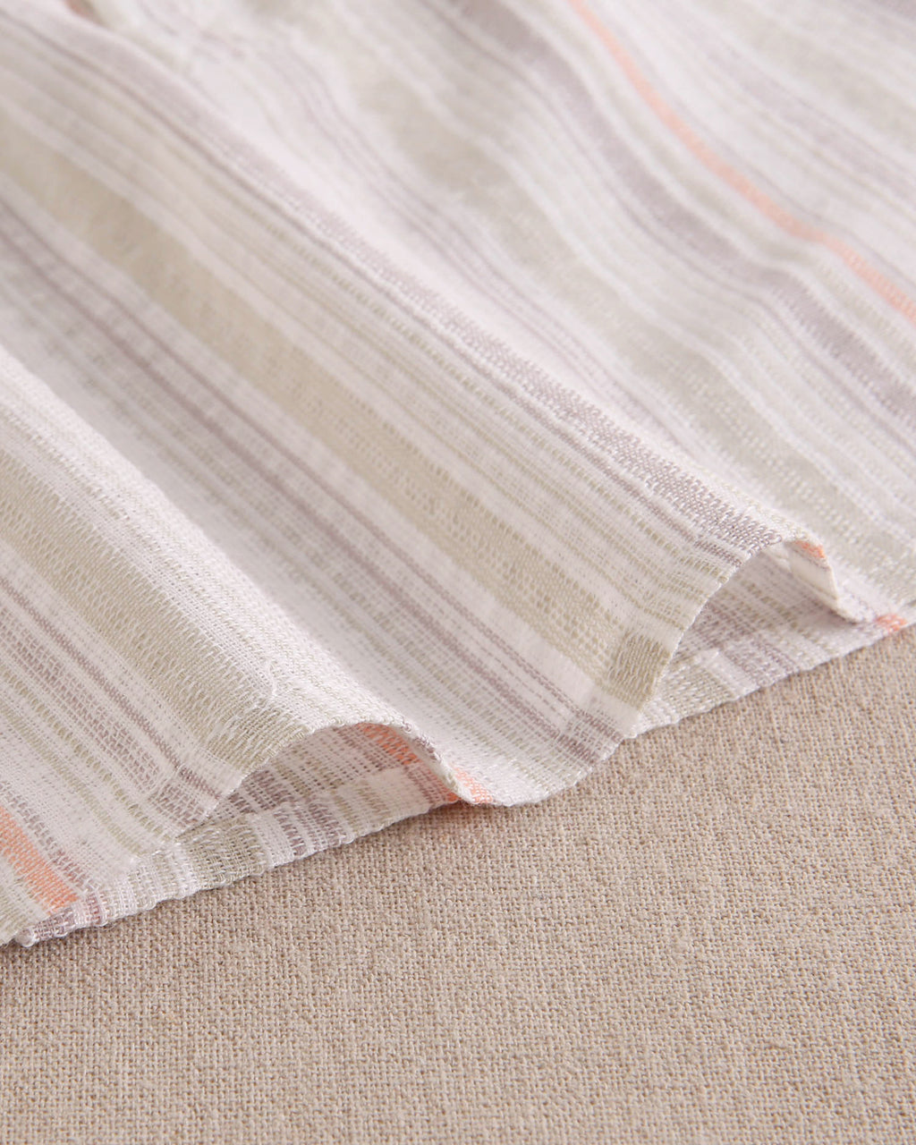 Conjunto bebé niño de camisa rayas naranja, gris y verde, con short verde