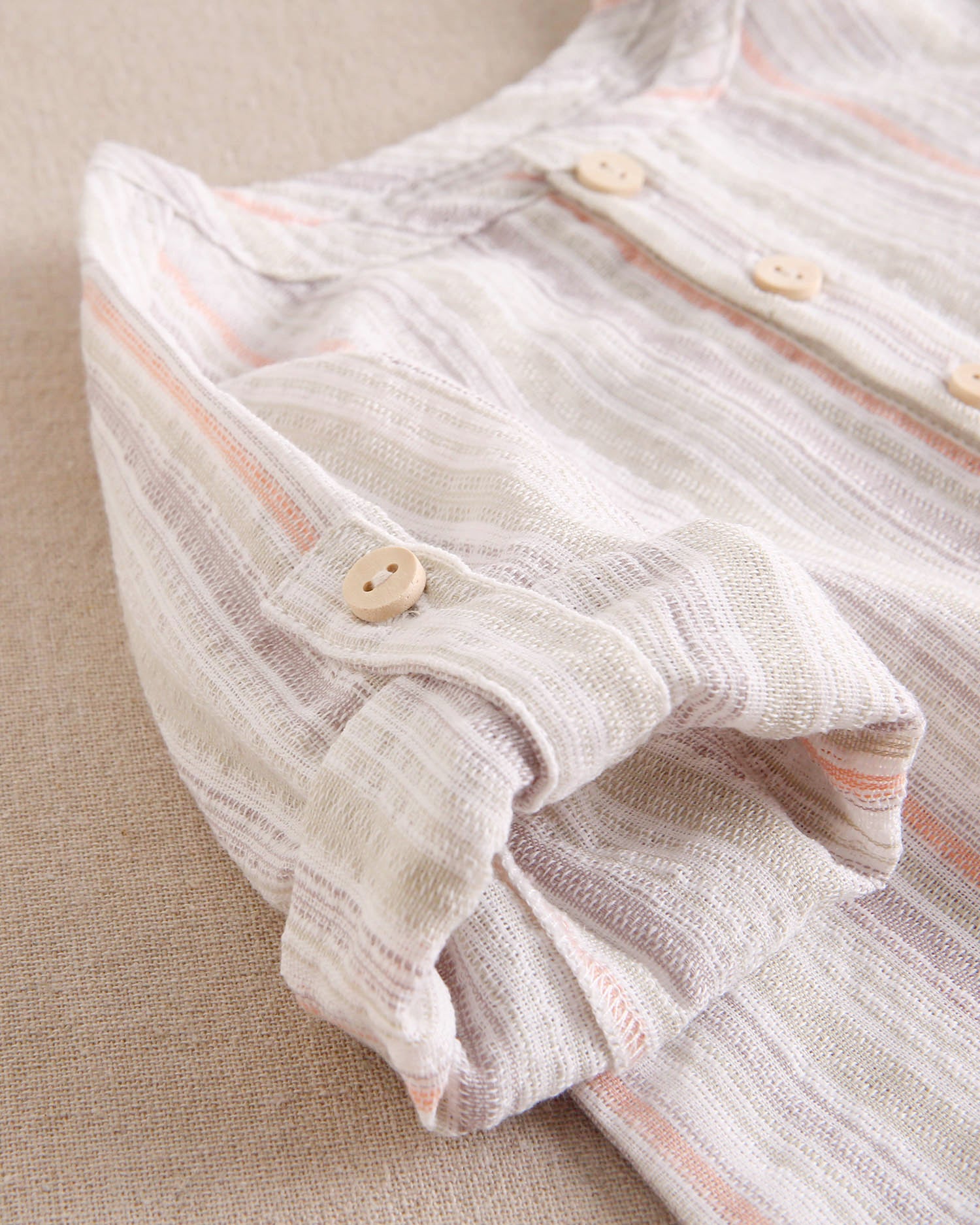 Conjunto bebé niño de camisa rayas naranja, gris y verde, con short verde