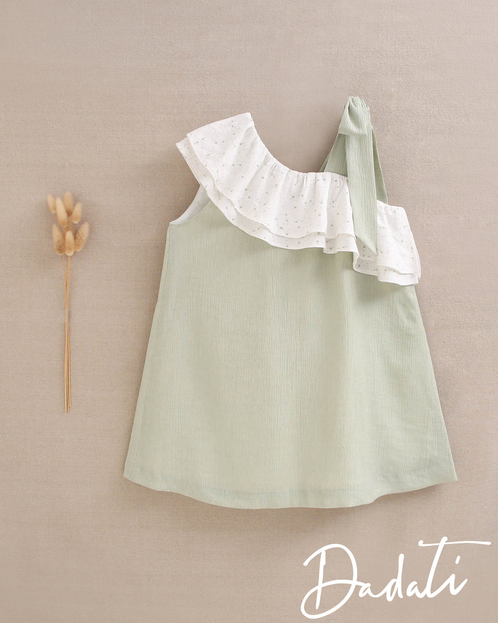 Vestido niña verde agua con vuelos blancos y un hombro