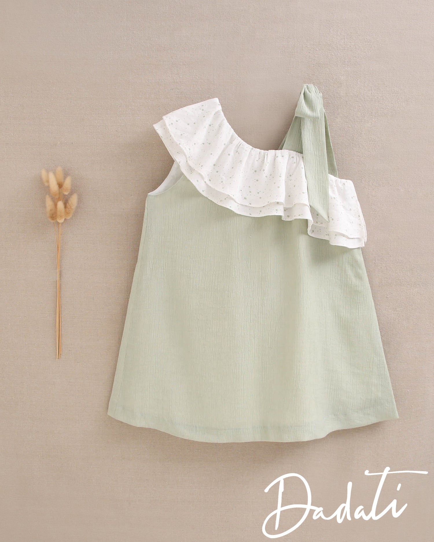 Vestido niña verde agua con vuelos blancos y un hombro