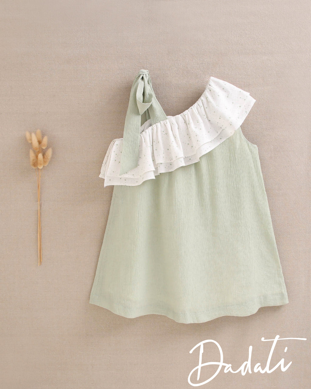 Vestido niña verde agua con vuelos blancos y un hombro
