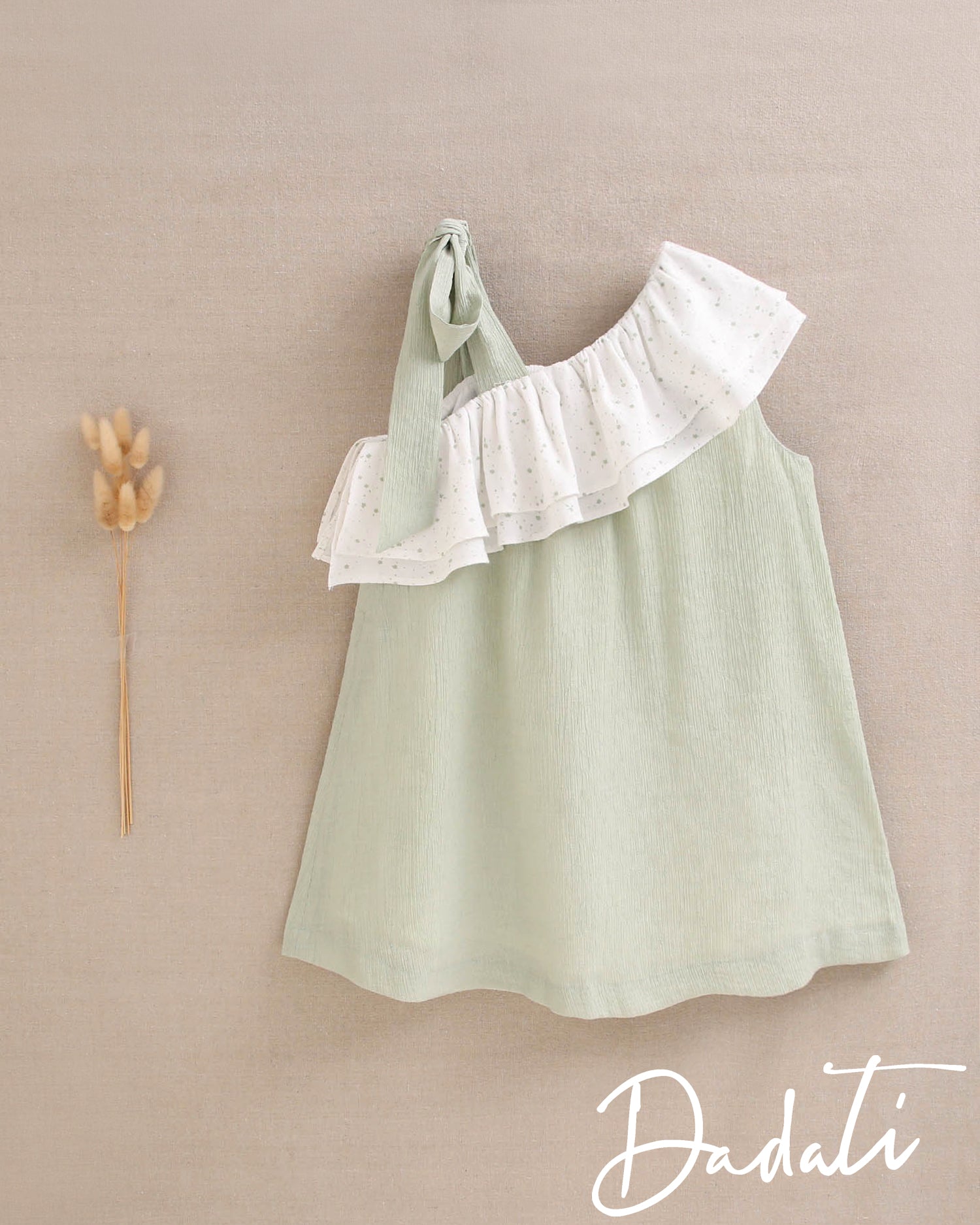 Vestido niña verde agua con vuelos blancos y un hombro