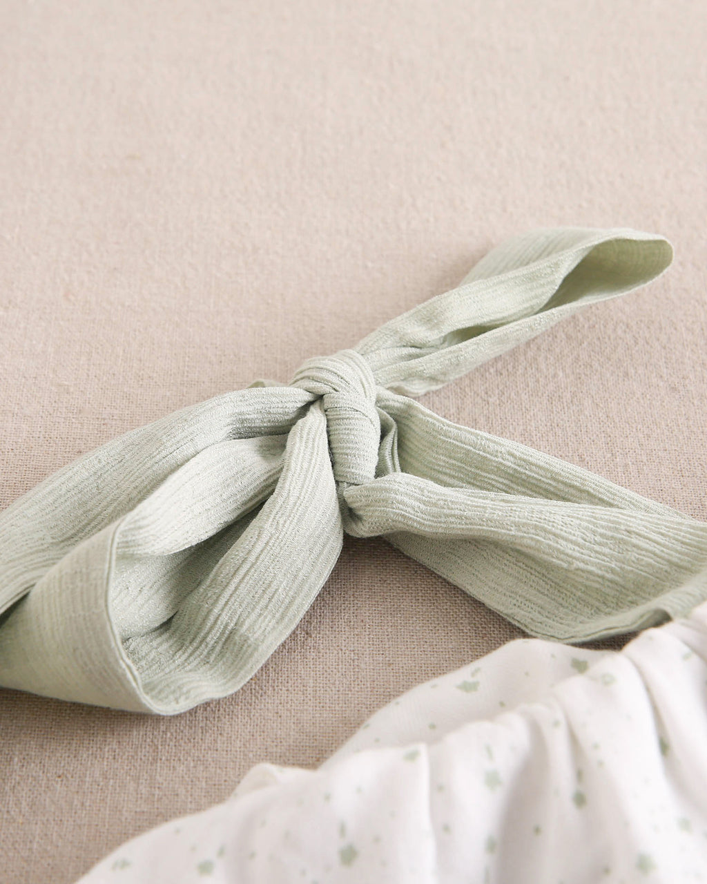 Vestido niña verde pastel con volante blanco de estrellas asimétrico y lazo en tirante