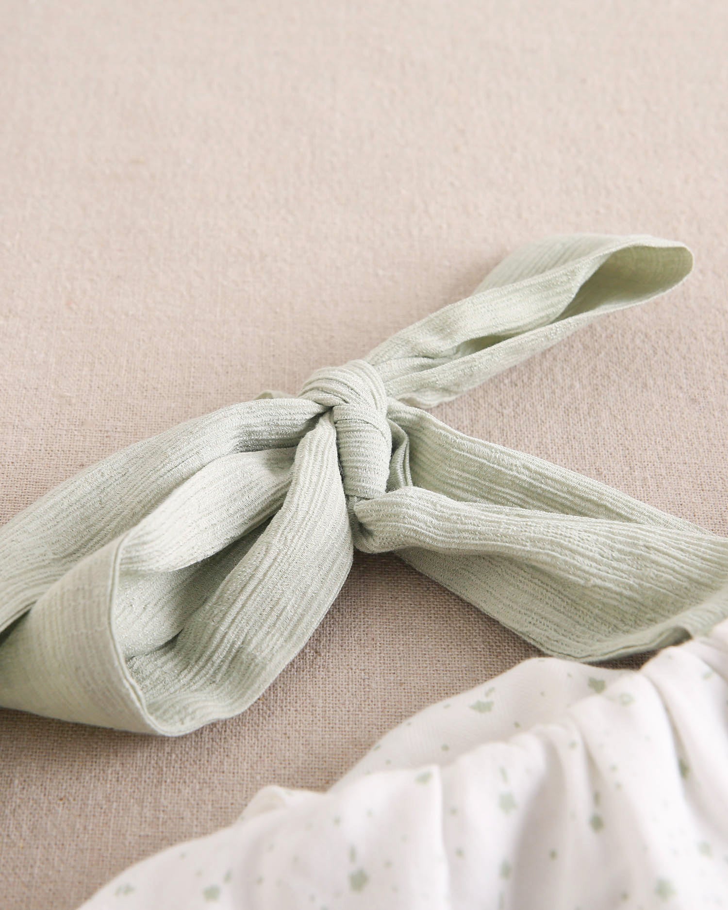 Vestido niña verde pastel con volante blanco de estrellas asimétrico y lazo en tirante