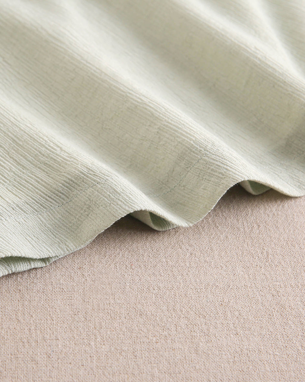 Vestido niña verde pastel con volante blanco de estrellas asimétrico y lazo en tirante