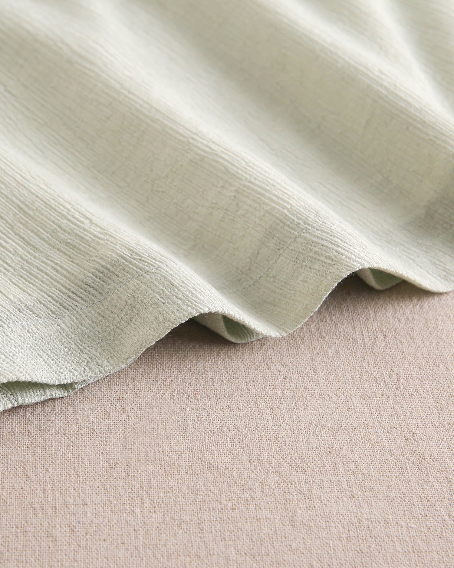 Vestido niña verde pastel con volante blanco de estrellas asimétrico y lazo en tirante