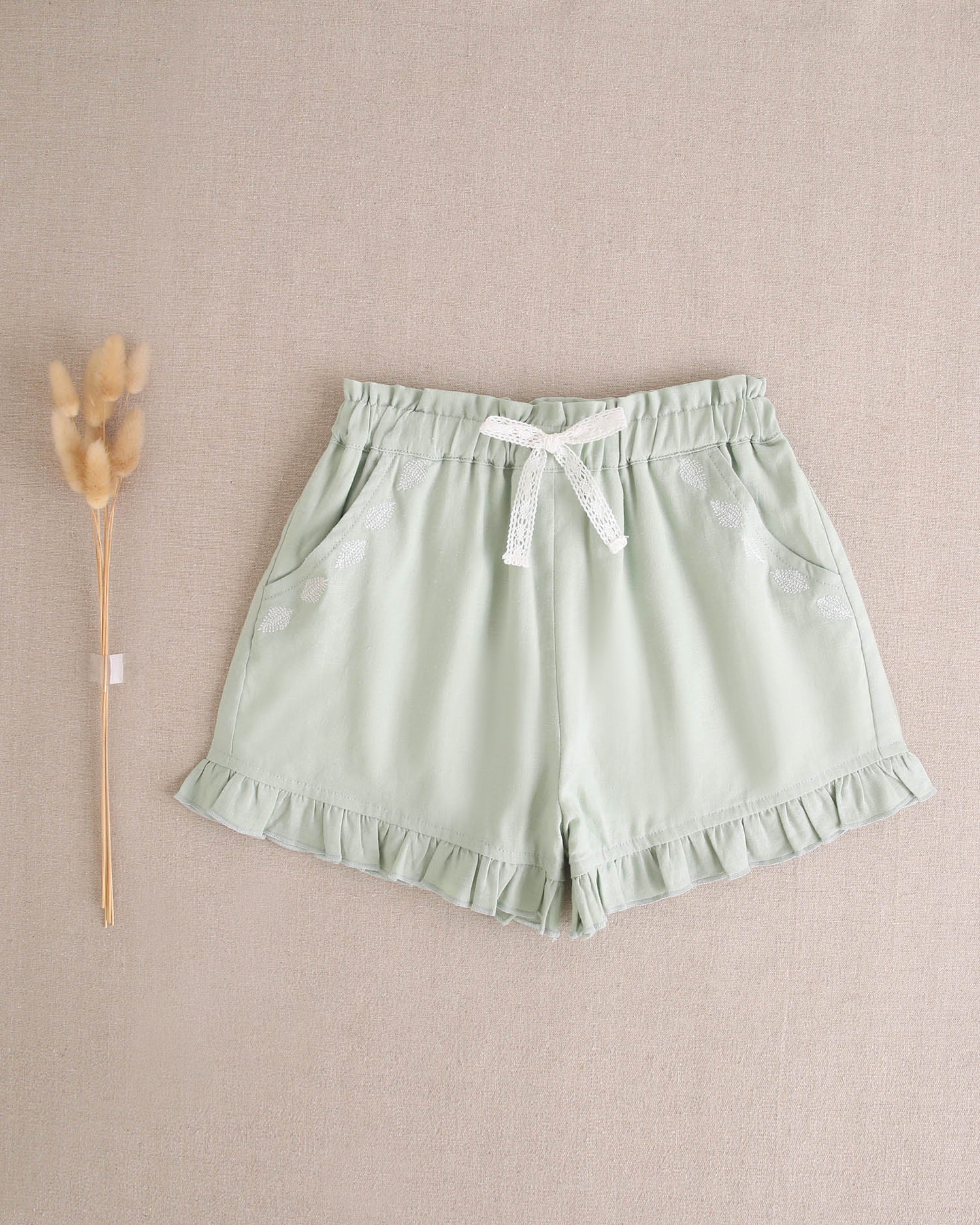 Short niña verde con cordón y detalle en bolsillos
