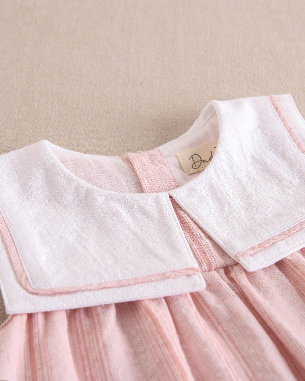 Vestido bebé niña rosa de rayas con cuello cuadrado blanco