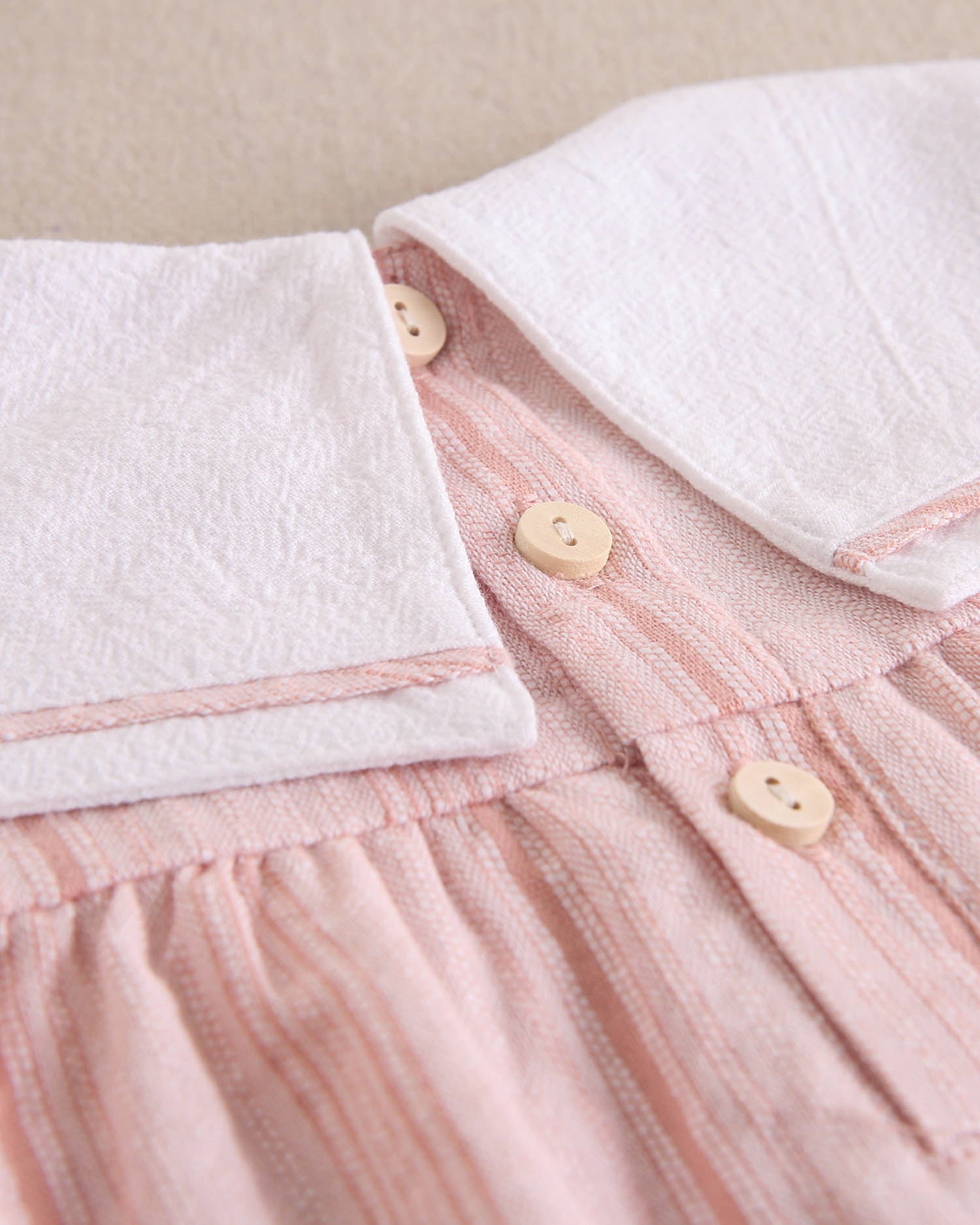 Vestido bebé niña rosa de rayas con cuello cuadrado blanco