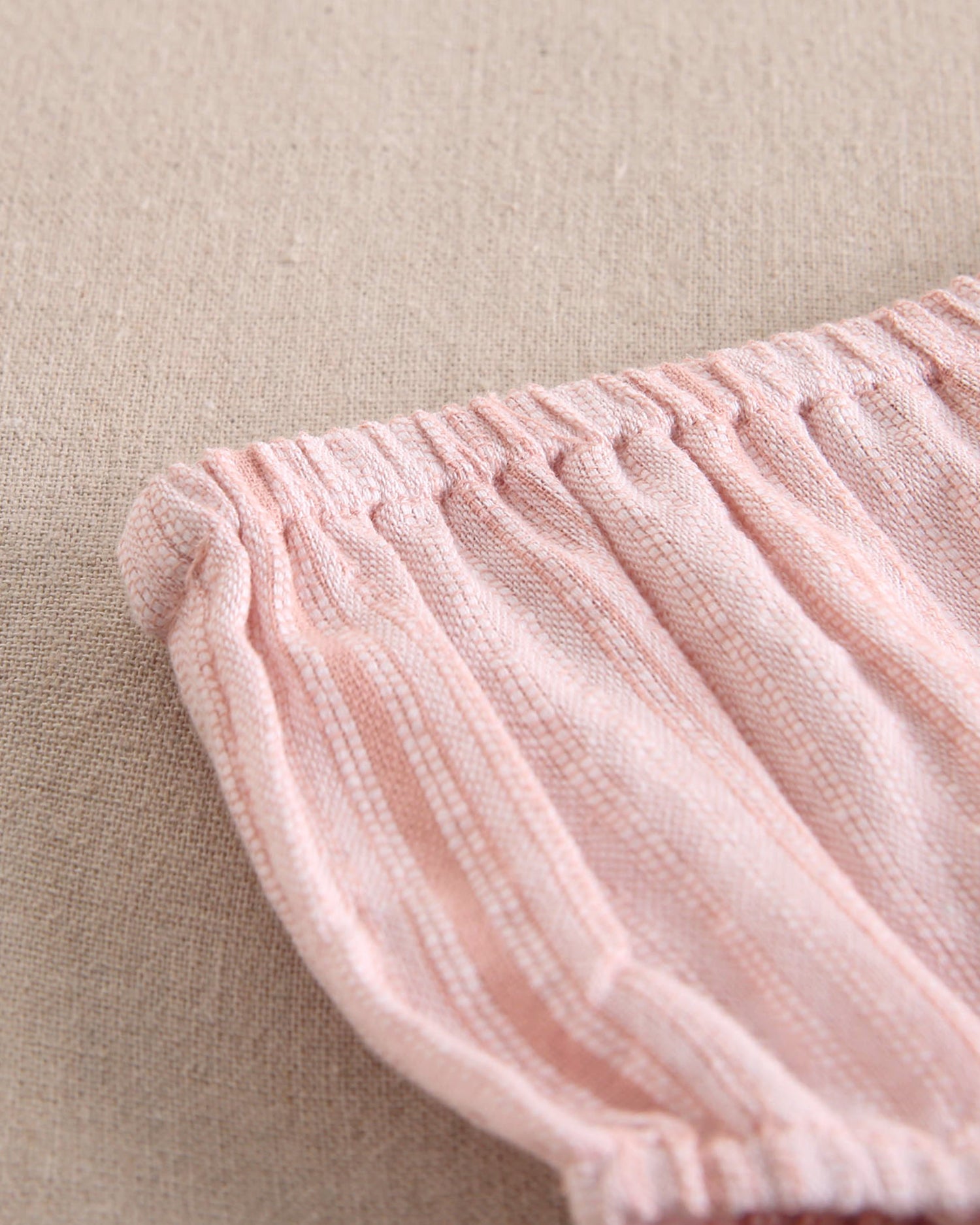 Vestido bebé niña rosa de rayas con cuello cuadrado blanco