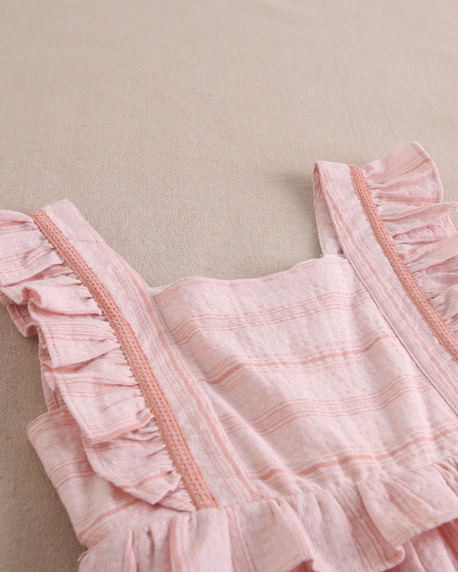 Enterito niña naranja de rayas con volantes en tirantes