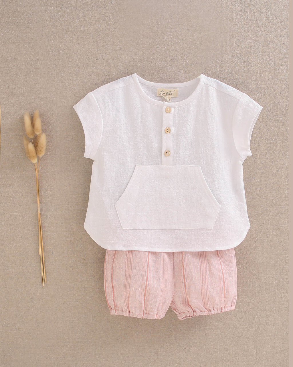 Conjunto bebé niño camisa con bolsillo canguro y short naranja de rayas