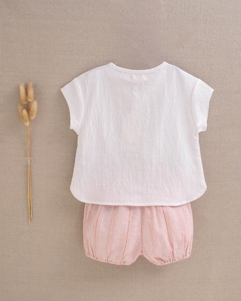 Conjunto bebé niño camisa con bolsillo canguro y short naranja de rayas