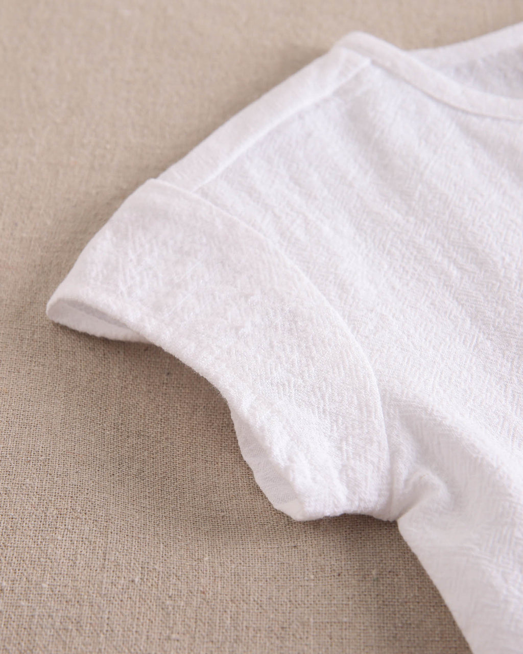 Conjunto bebé niño camisa con bolsillo canguro y short naranja de rayas