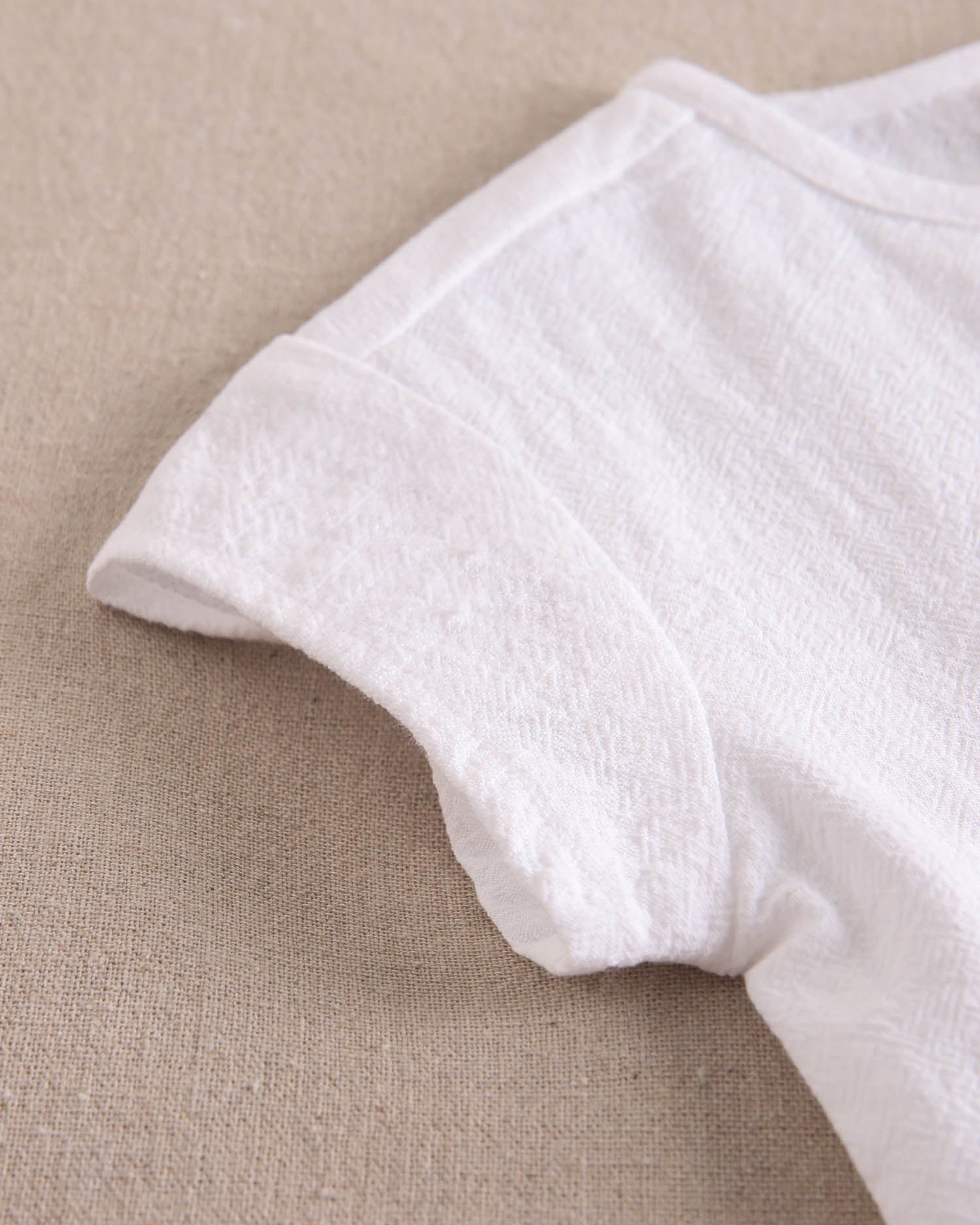 Conjunto bebé niño camisa con bolsillo canguro y short naranja de rayas