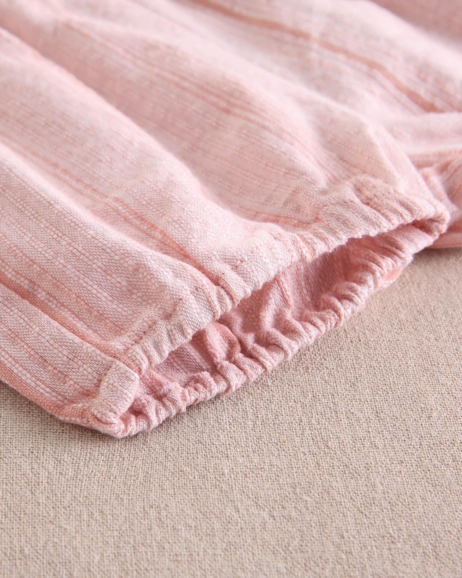 Conjunto bebé niño camisa con bolsillo canguro y short naranja de rayas