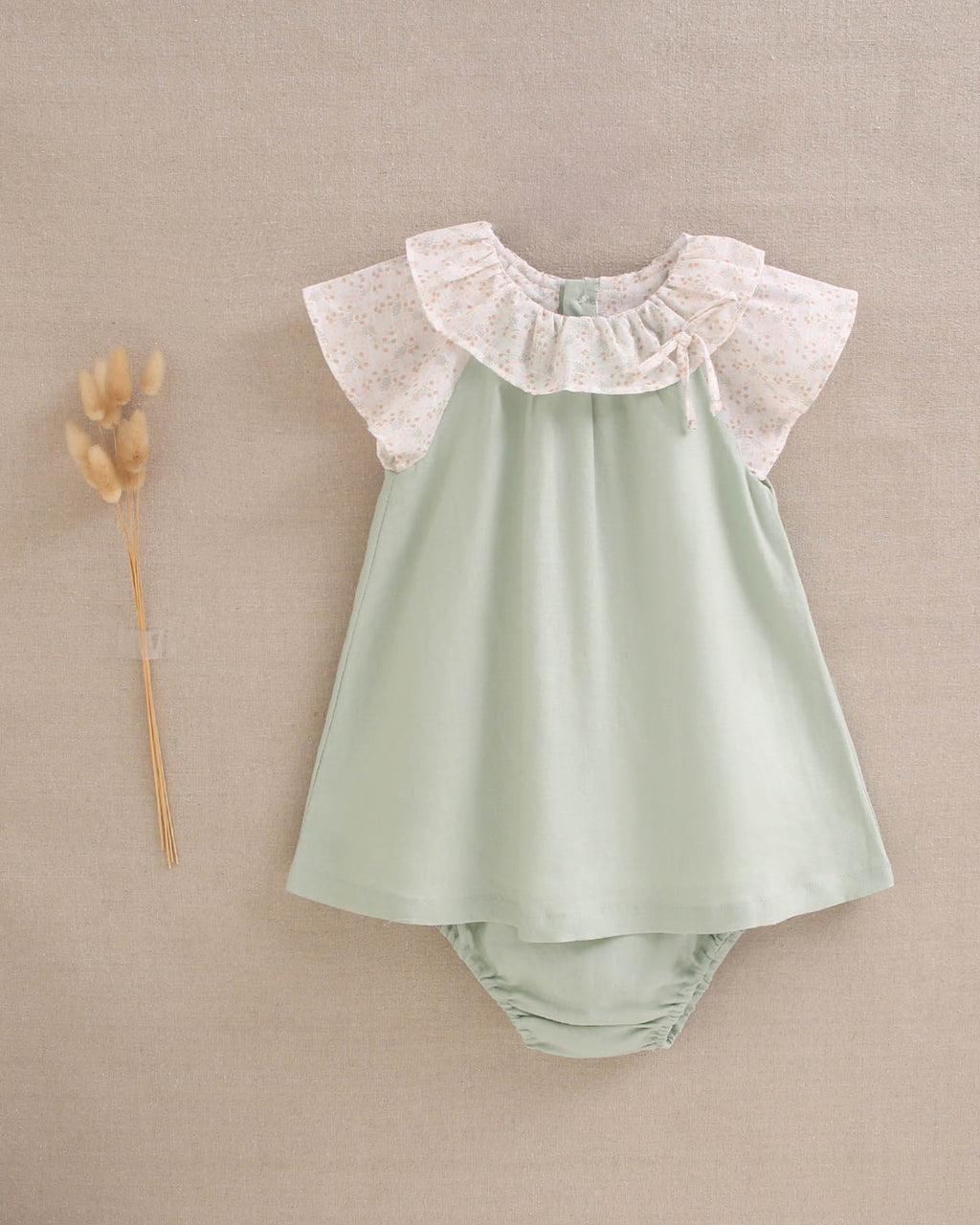 Vestido bebé niña verde con cuello y mangas con detalles naranjas