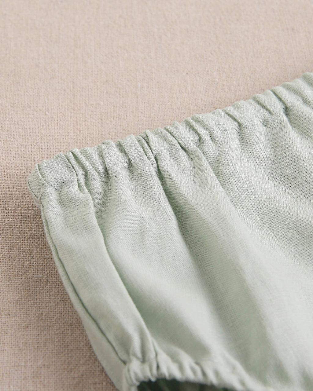 Vestido bebé niña verde con cuello y mangas con detalles naranjas