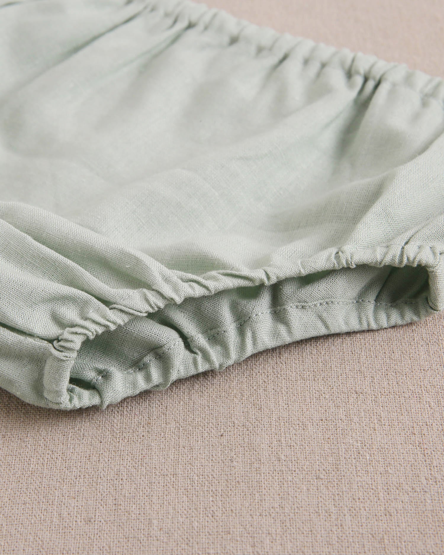 Vestido bebé niña verde con cuello y mangas con detalles naranjas