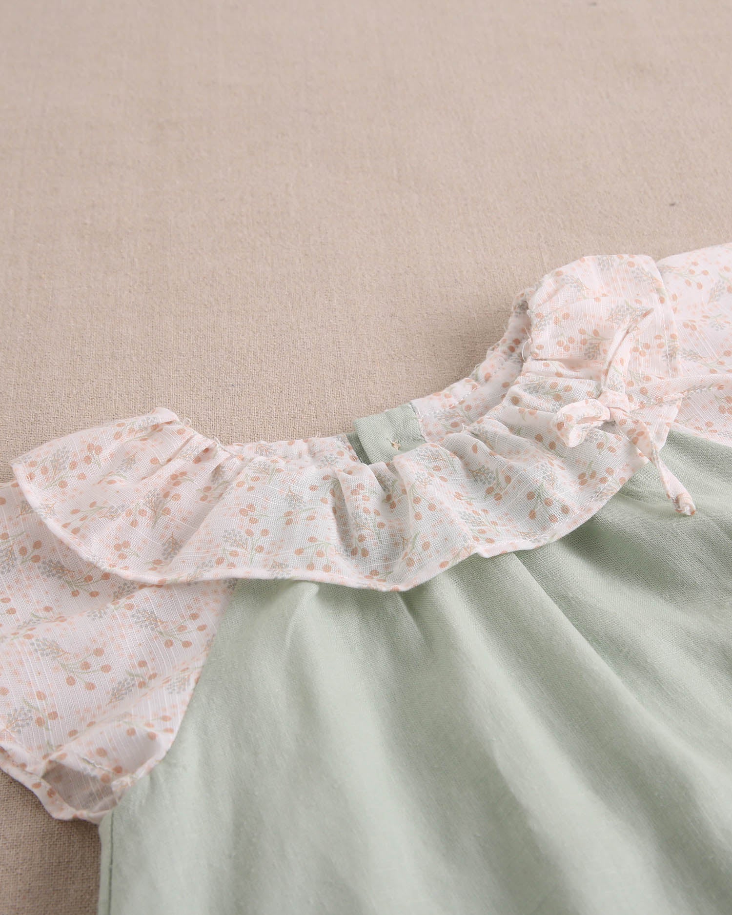 Vestido bebé niña verde con cuello y mangas con detalles naranjas