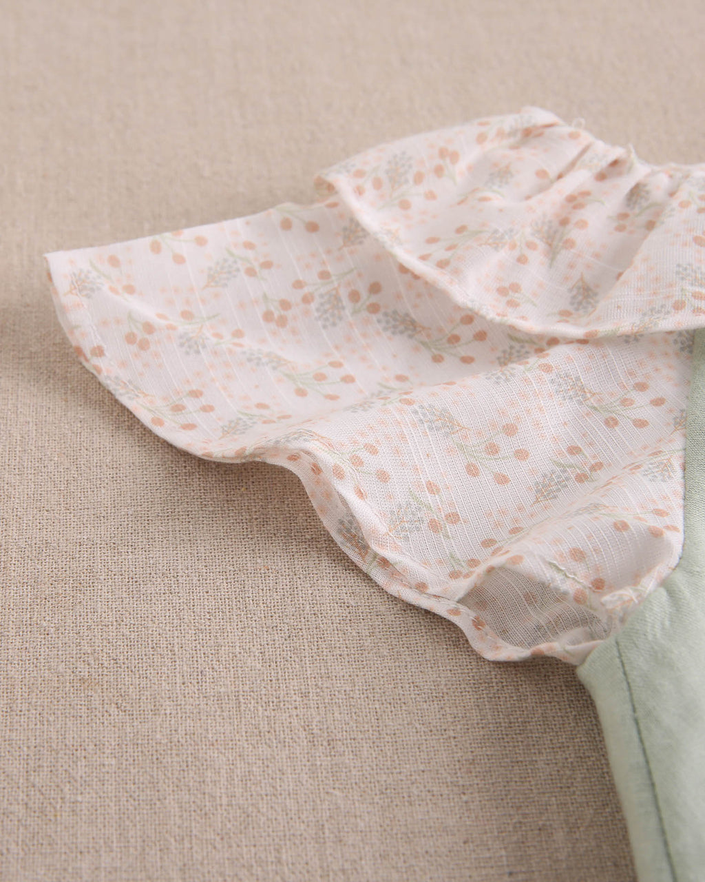 Vestido bebé niña verde con cuello y mangas con detalles naranjas