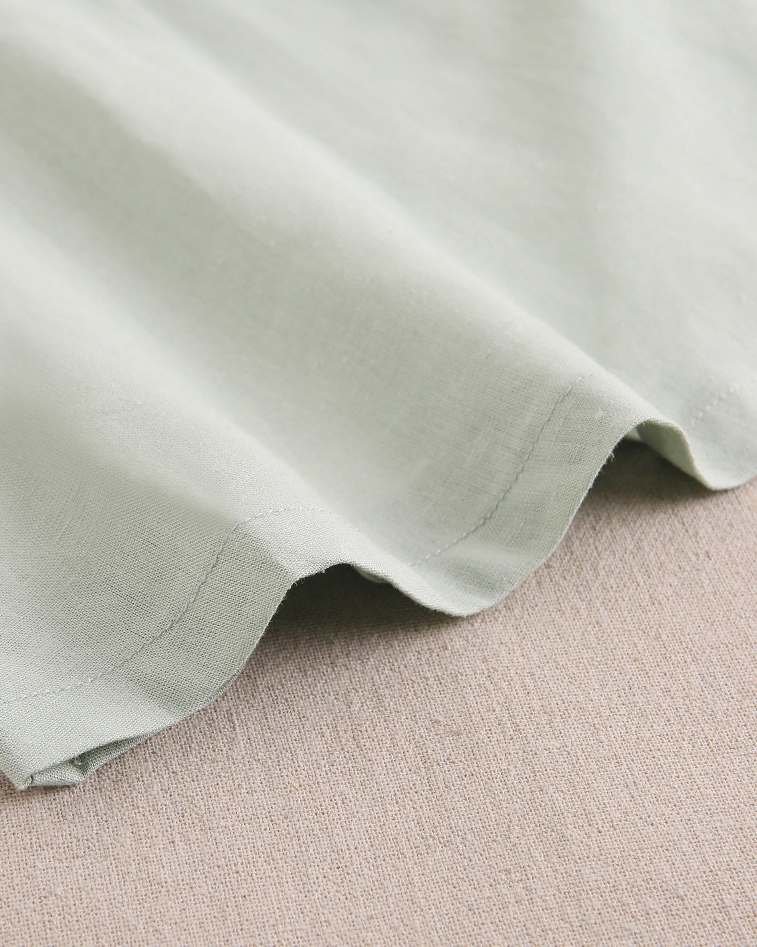 Vestido bebé niña verde con cuello y mangas con detalles naranjas