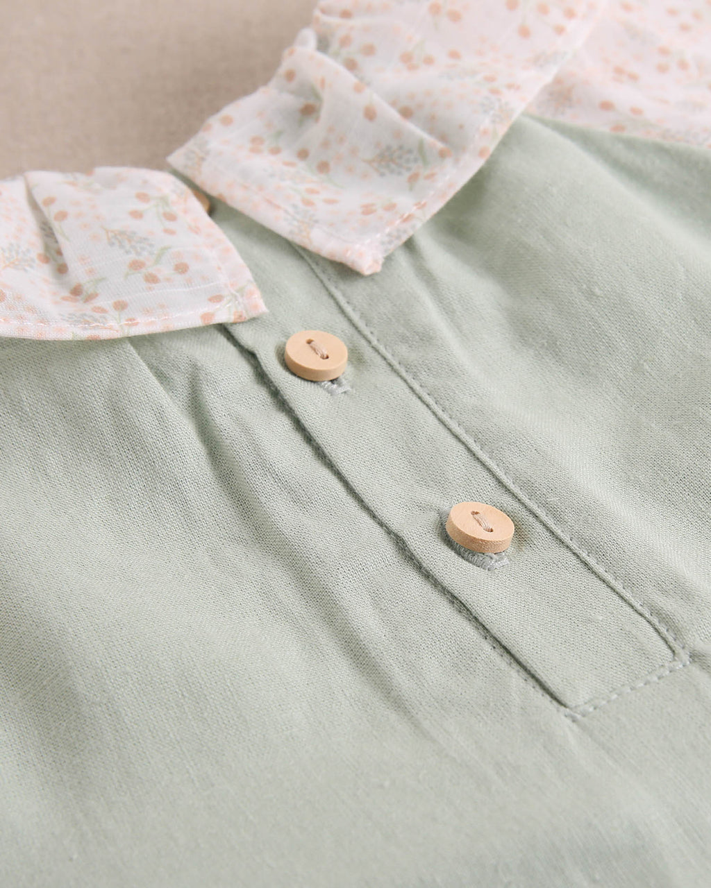 Vestido bebé niña verde con cuello y mangas con detalles naranjas