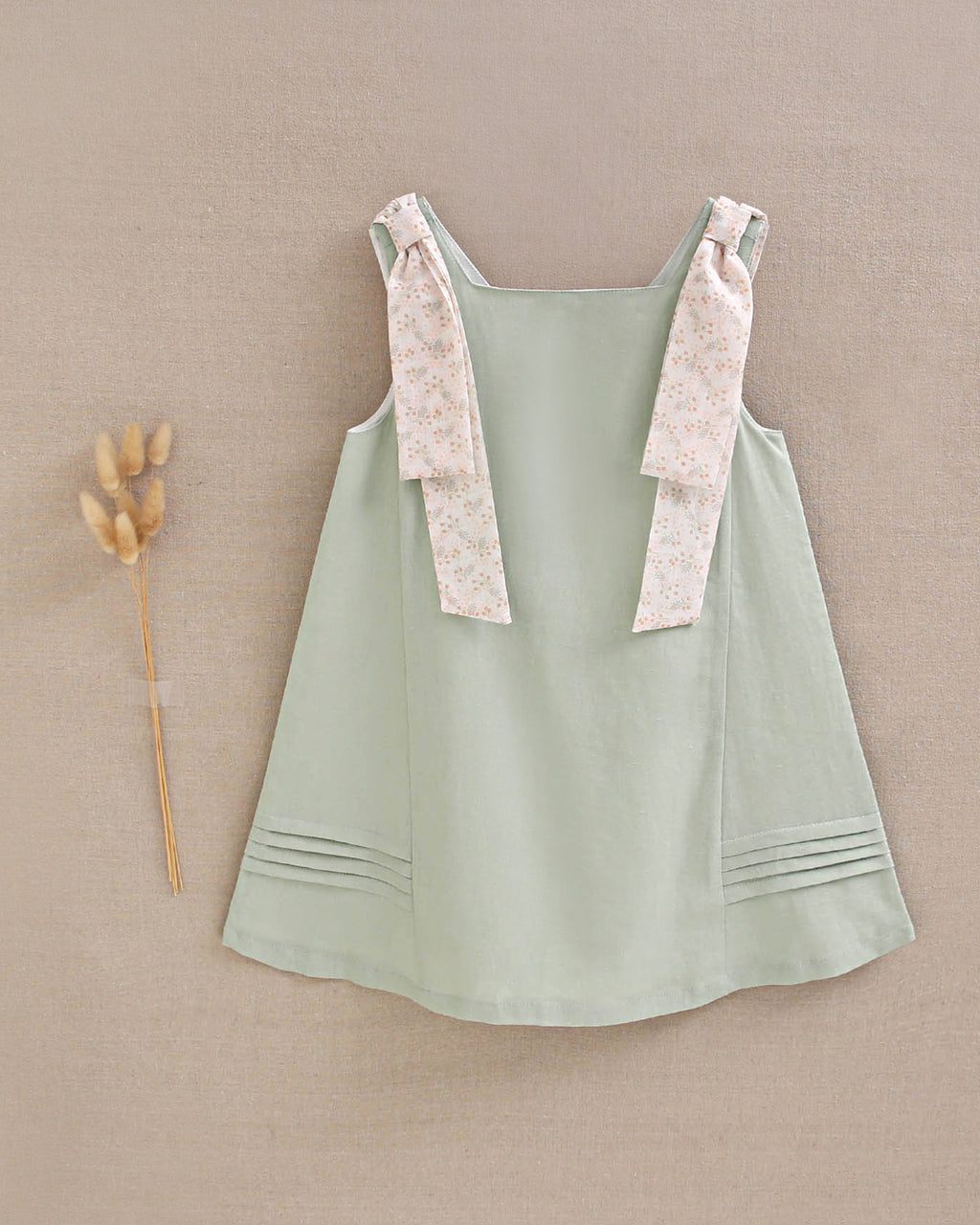 Vestido niña verde con tiras con detalles naranjas contraste en hombros