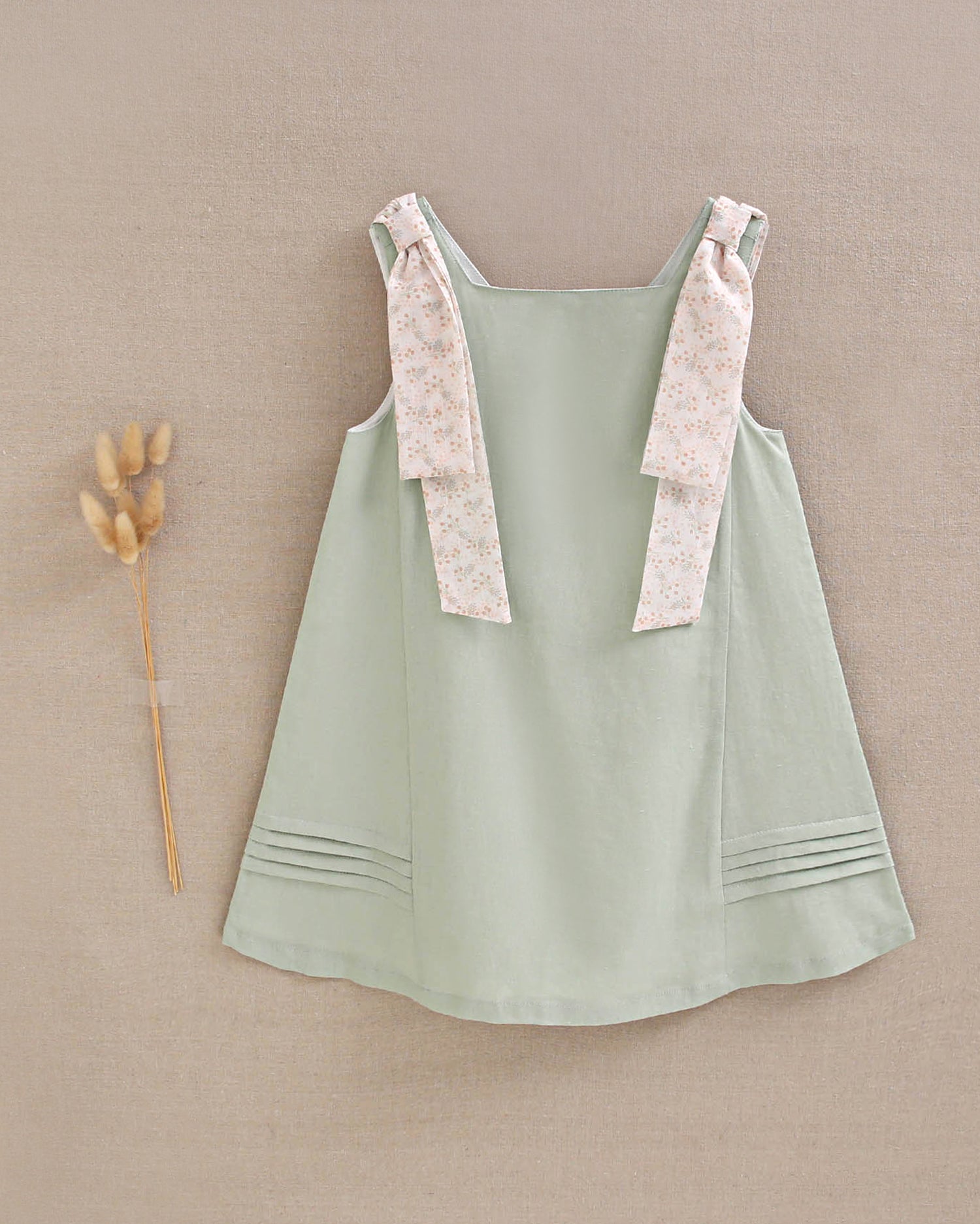 Vestido niña verde con tiras con detalles naranjas contraste en hombros