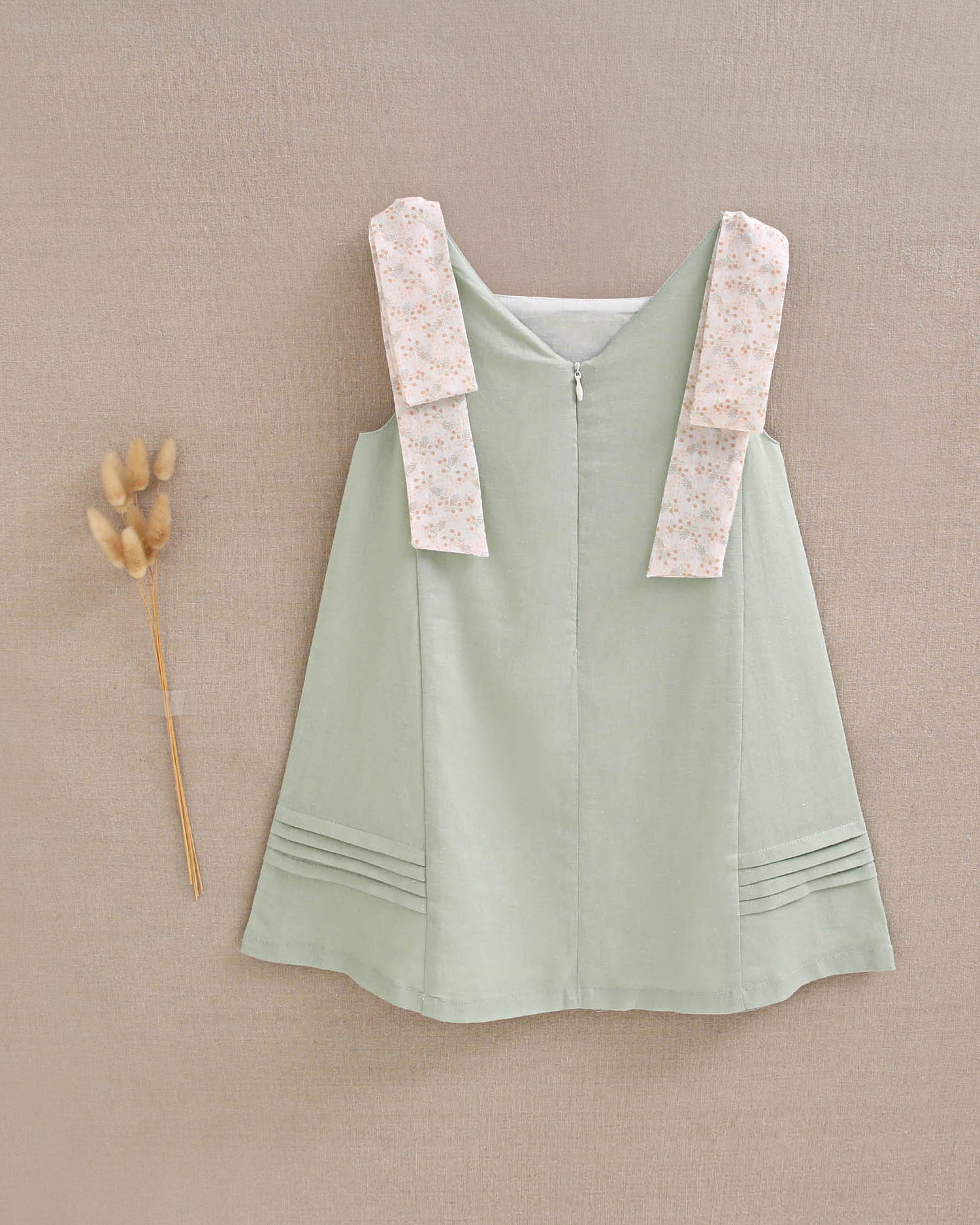 Vestido niña verde con tiras con detalles naranjas contraste en hombros