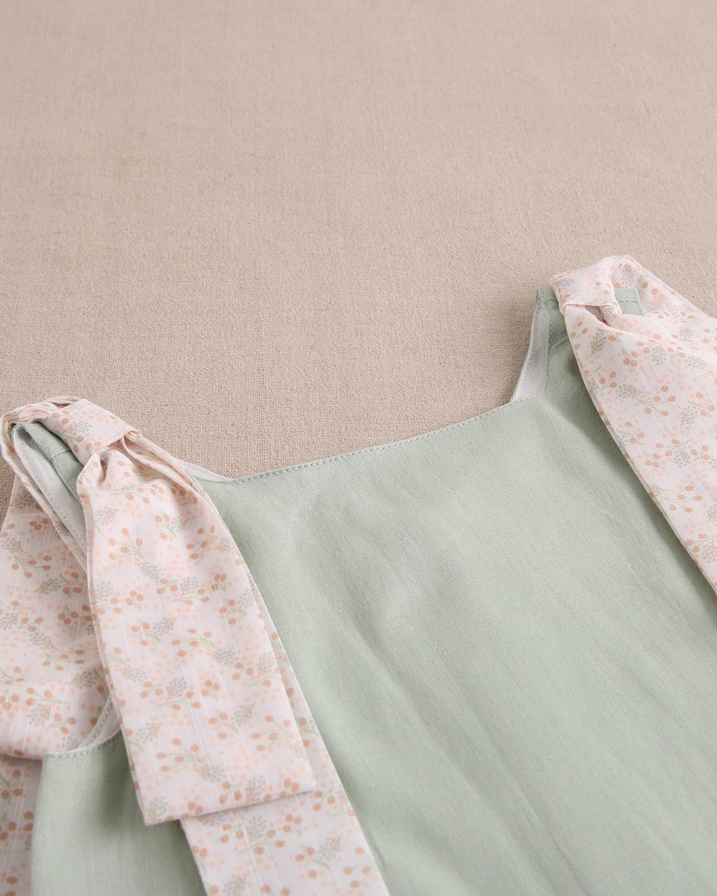 Vestido niña verde con tiras con detalles naranjas contraste en hombros