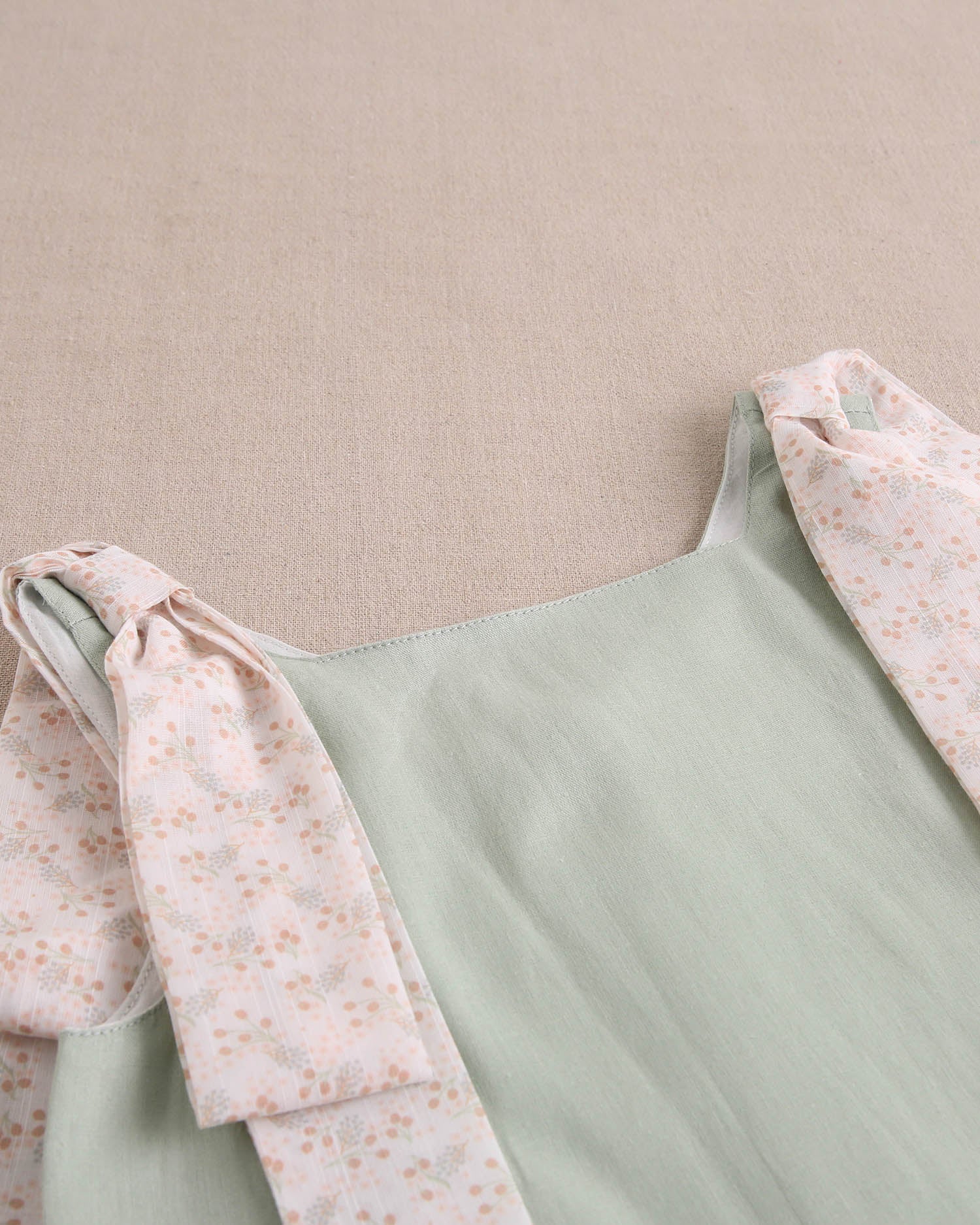 Vestido niña verde con tiras con detalles naranjas contraste en hombros