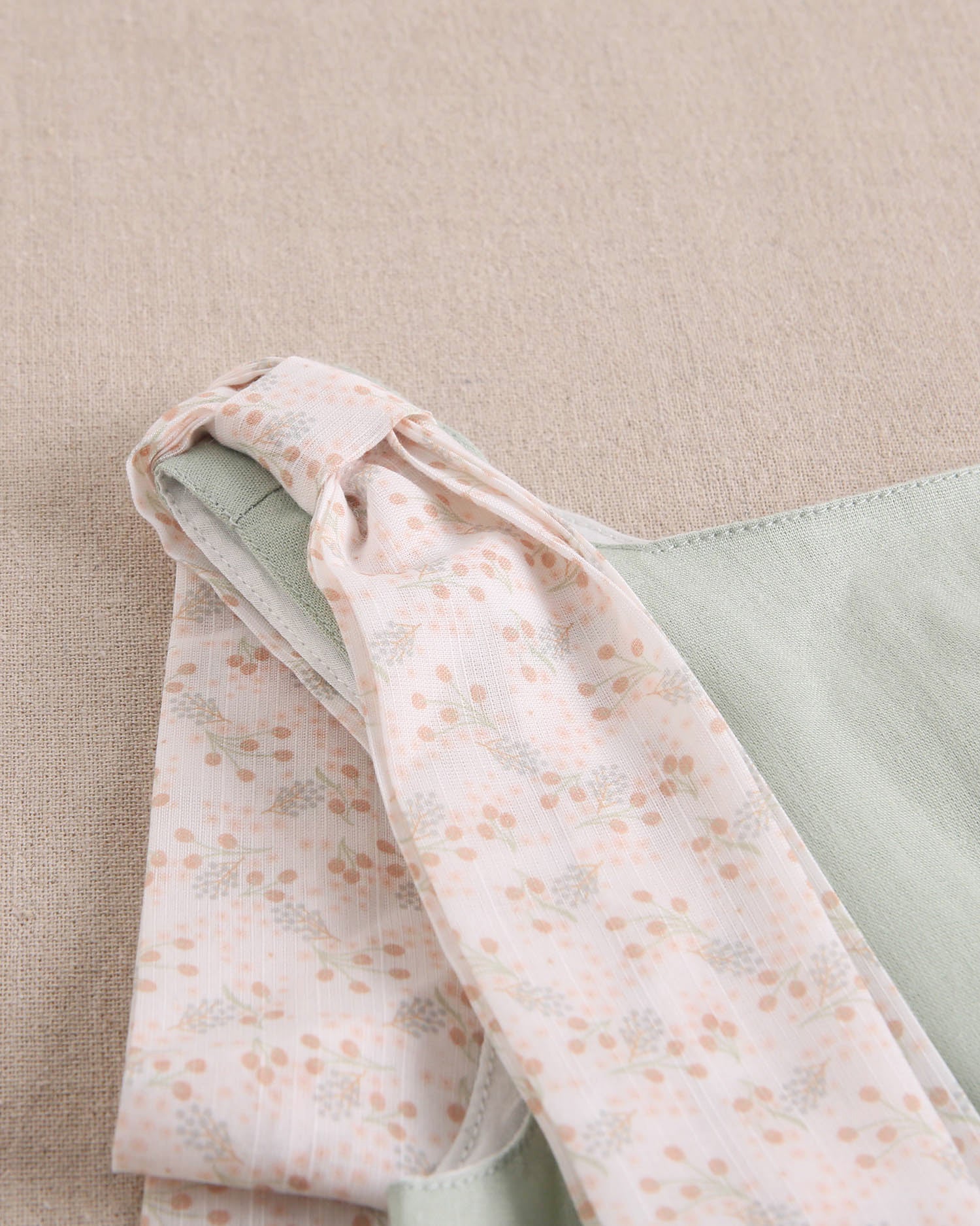 Vestido niña verde con tiras con detalles naranjas contraste en hombros