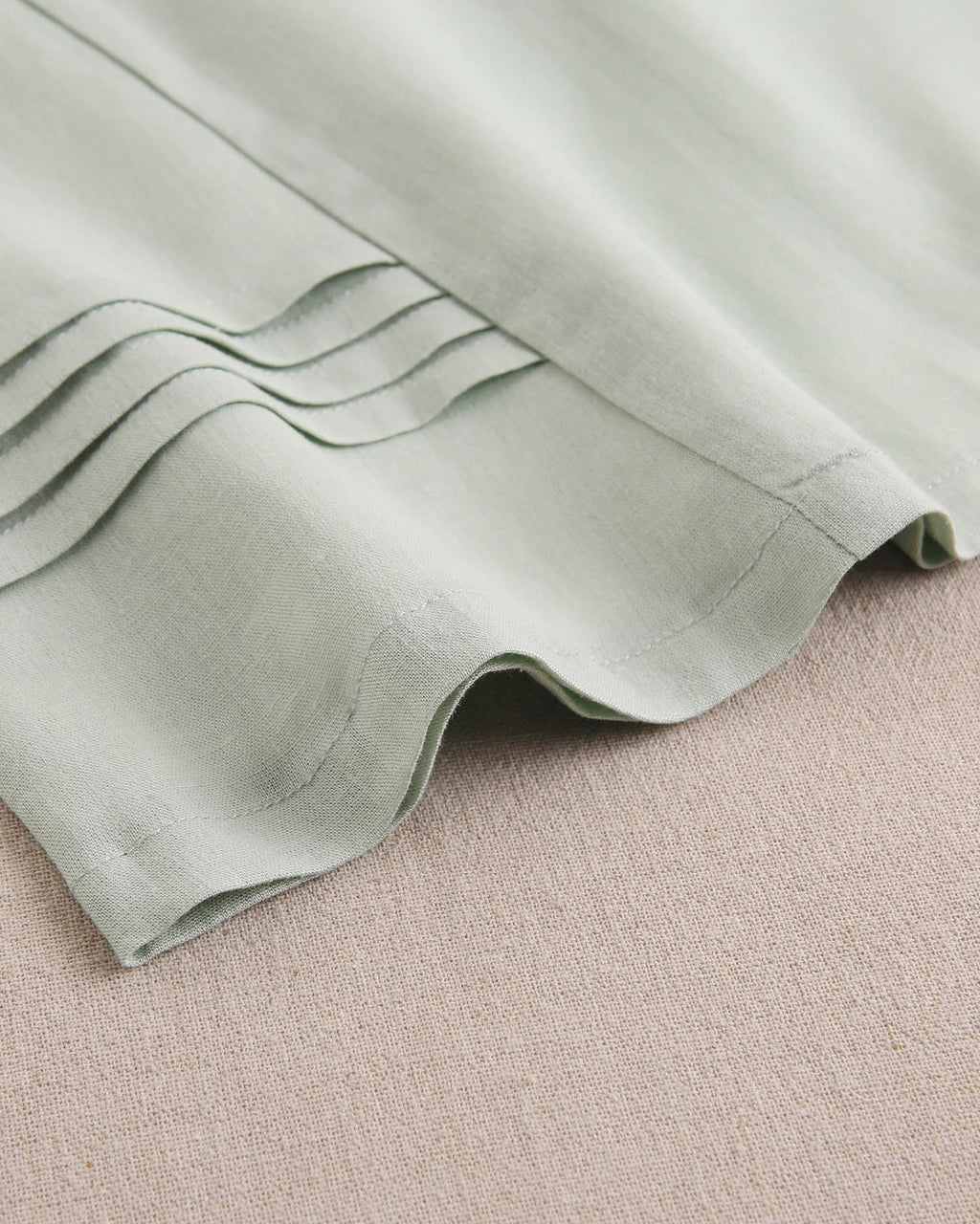 Vestido niña verde con tiras con detalles naranjas contraste en hombros