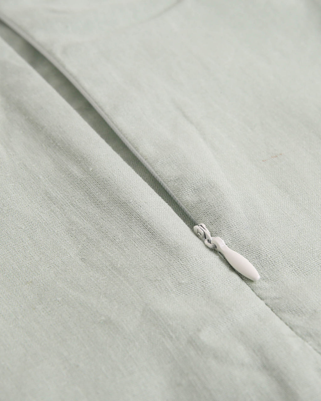 Vestido niña verde con tiras con detalles naranjas contraste en hombros