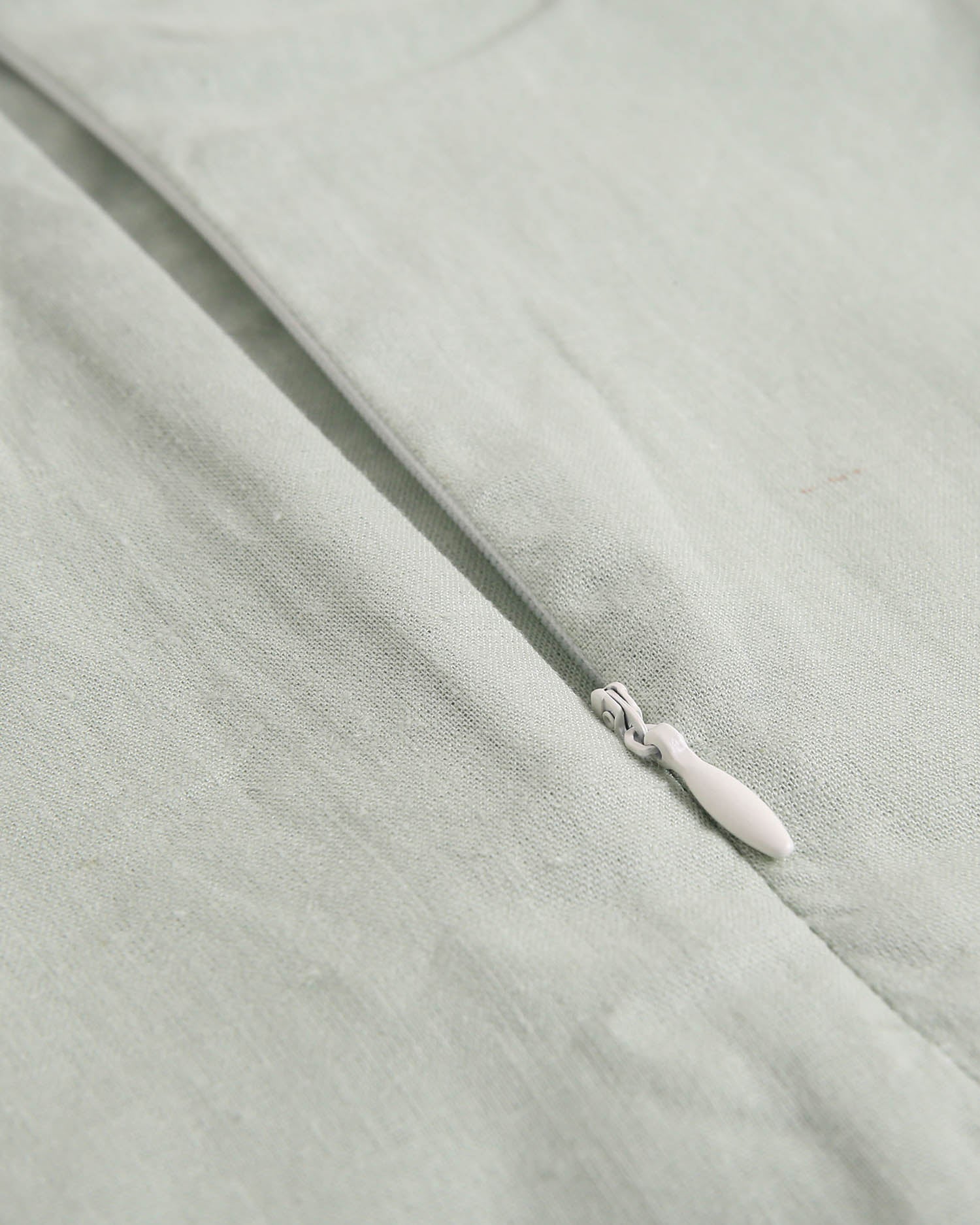 Vestido niña verde con tiras con detalles naranjas contraste en hombros