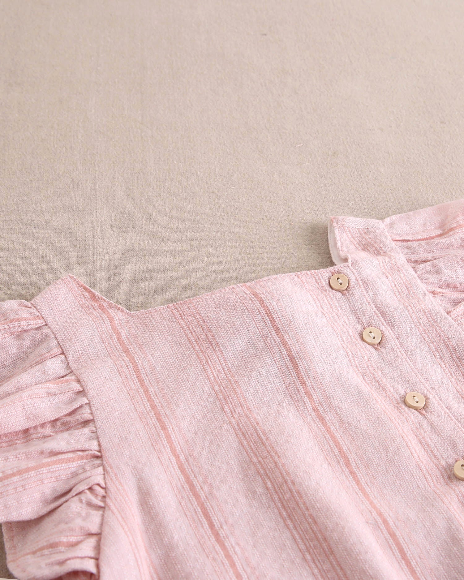 Vestido niña rosa con rayas, tirante volante y lazo