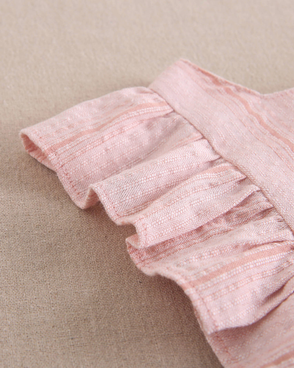 Vestido niña rosa con rayas, tirante volante y lazo