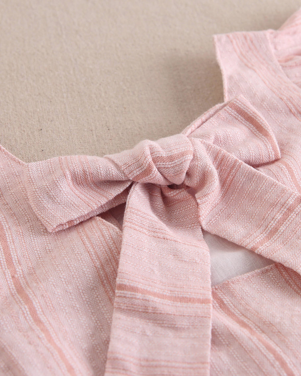 Vestido niña rosa con rayas, tirante volante y lazo